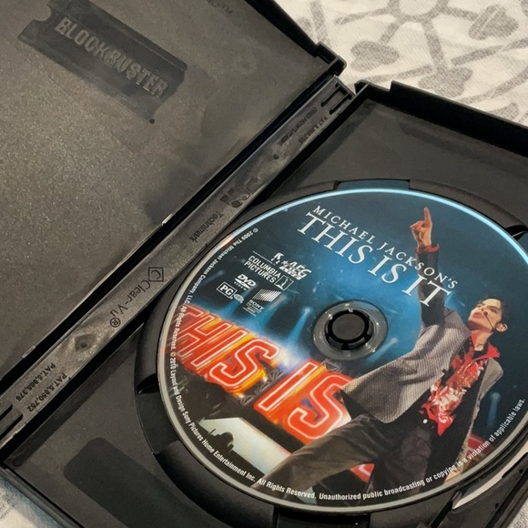 Michael Jackson’s “This Is It” DVD 2010 - Picture 3 of 7